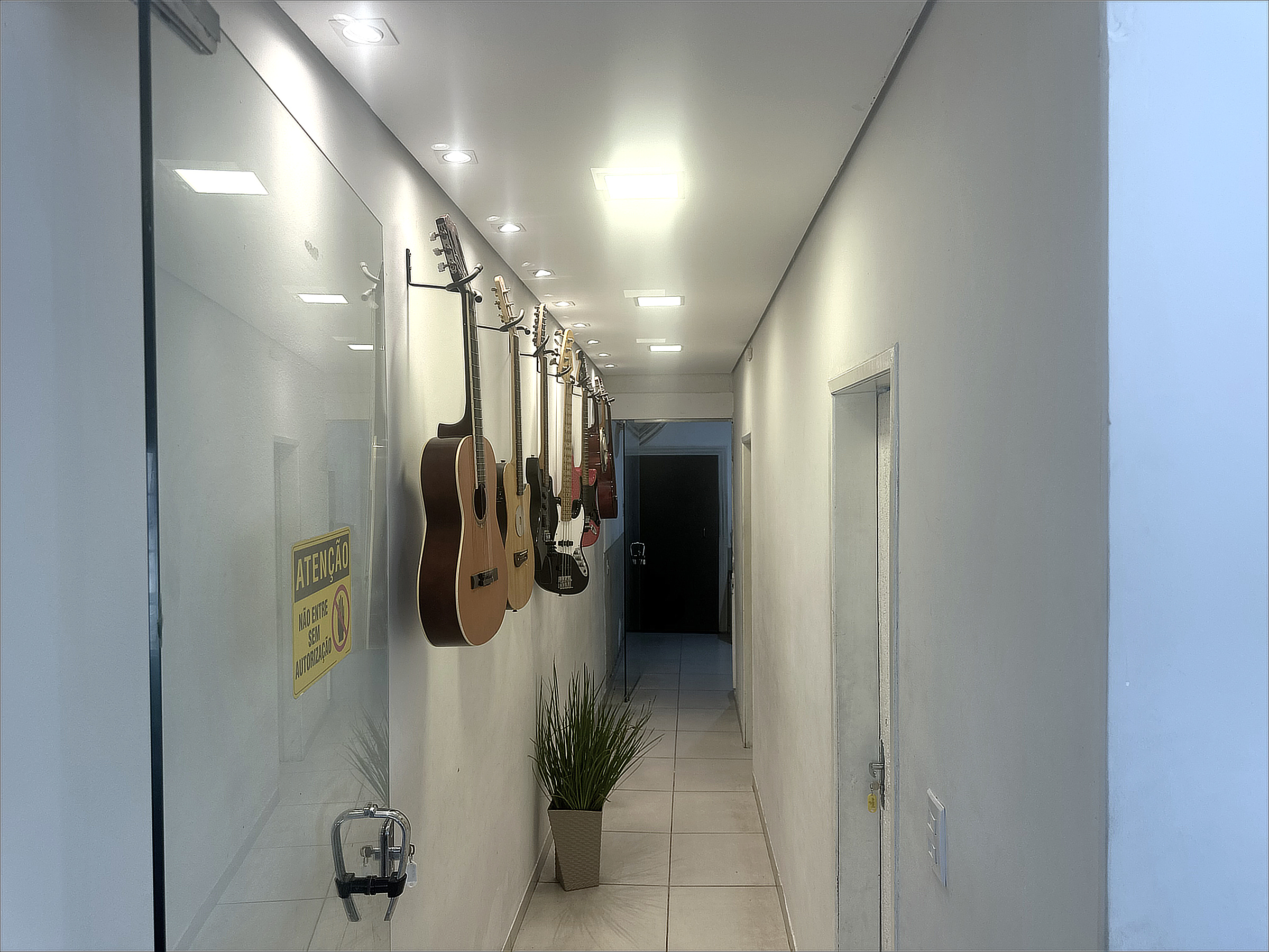 Corredor com instrumentos - AG Music Center